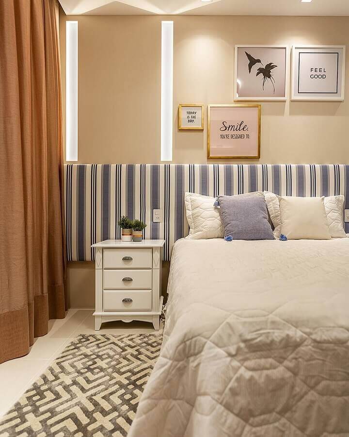 Tapete para quarto de casal decorado em cores claras com cabeceira estofada Foto Pinterest