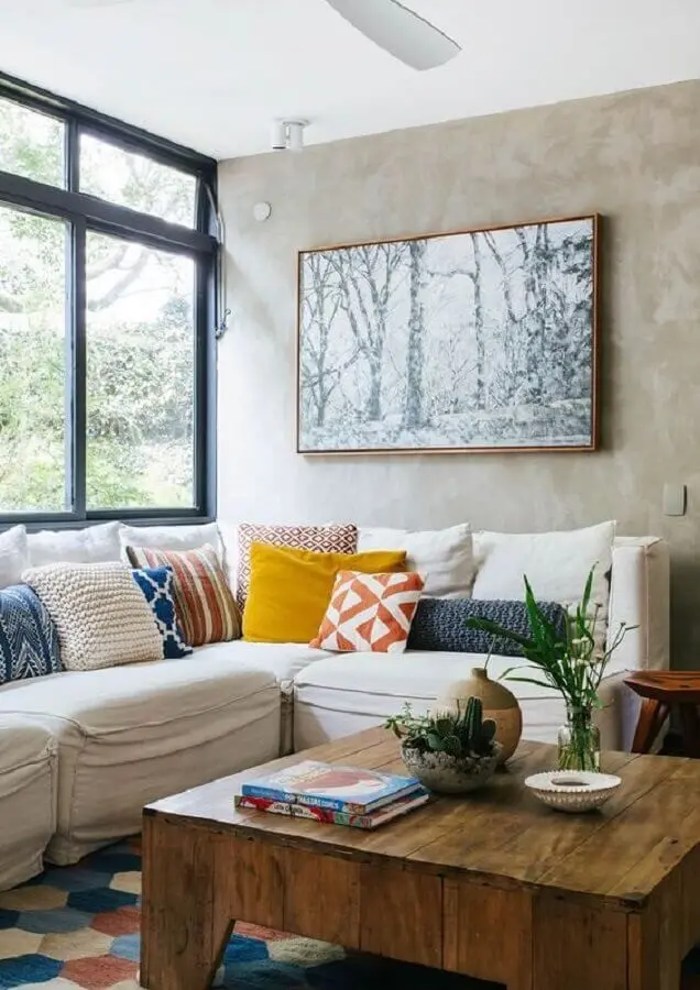 almofadas coloridas para sala com sofá em L branco Foto Histórias de Casa