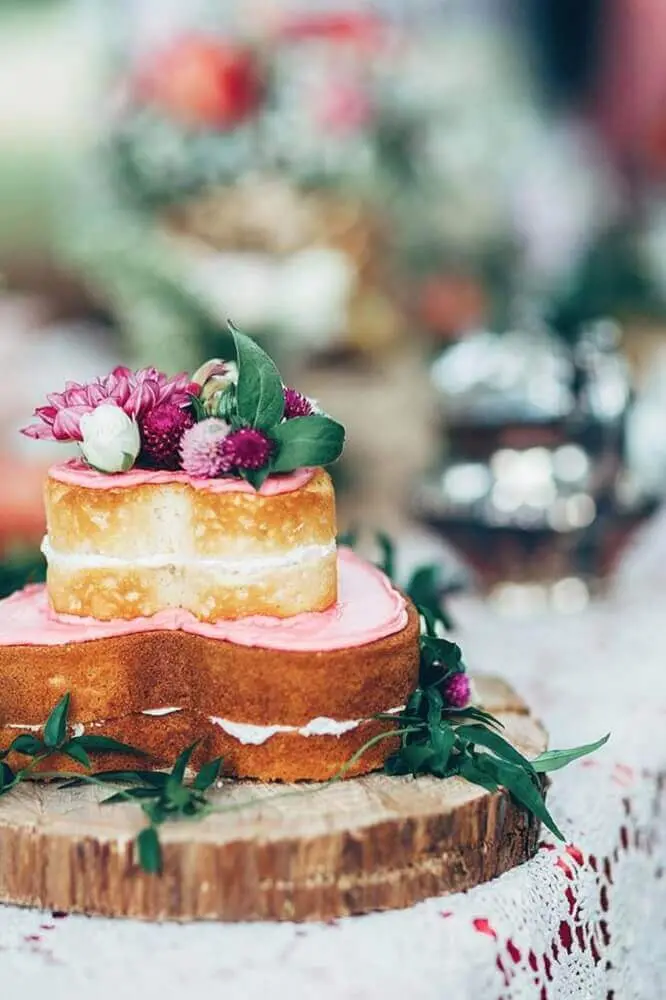 bolo para casamento simples em formato de coração decorado com flores flores Foto Rock My Wedding