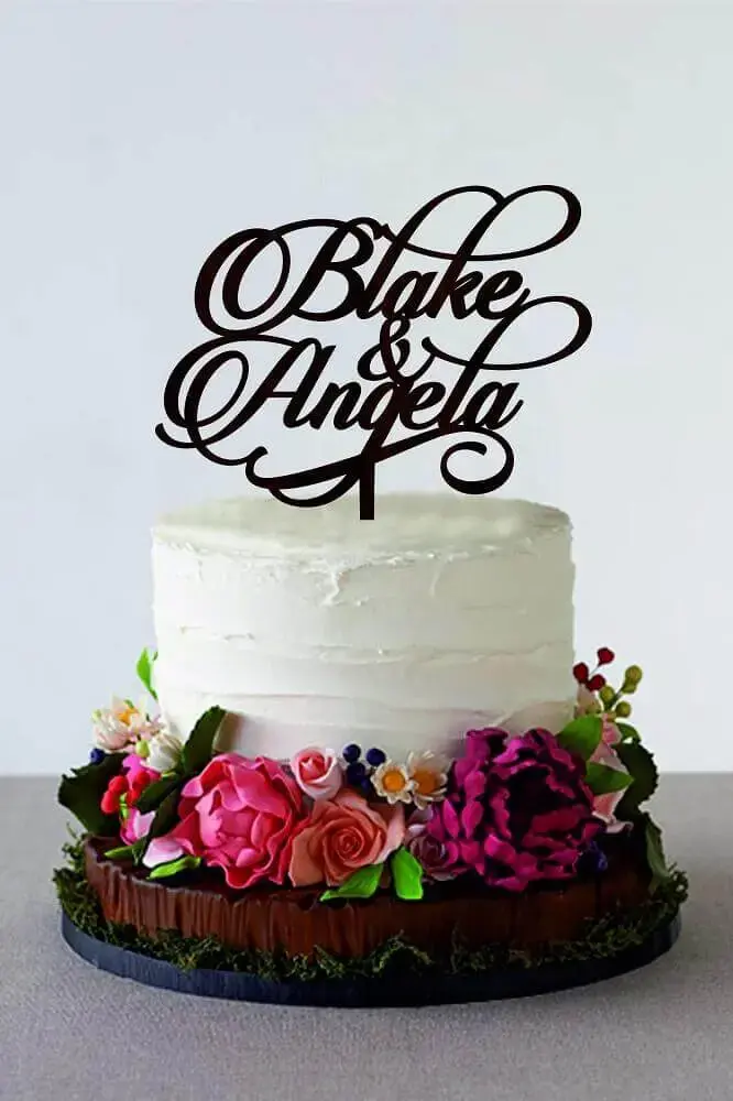 bolo simples de casamento decorado com várias flores coloridas Foto Weddbook