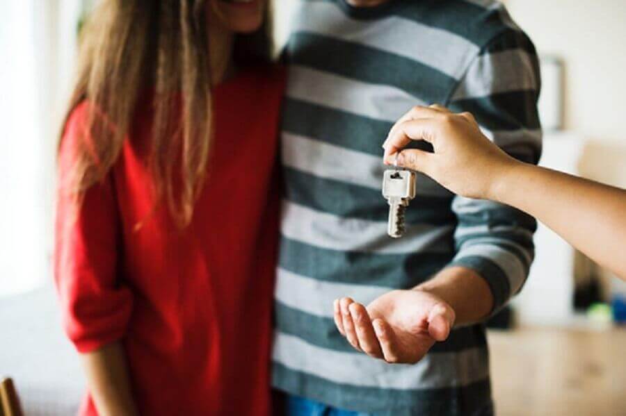 casal pegando chave de casa