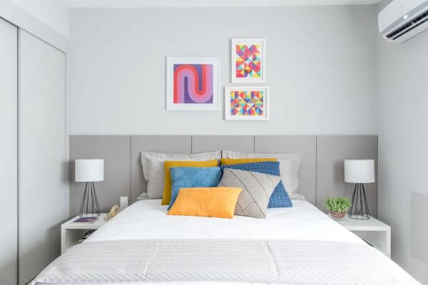 Cores para quarto clean e almofadas coloridas