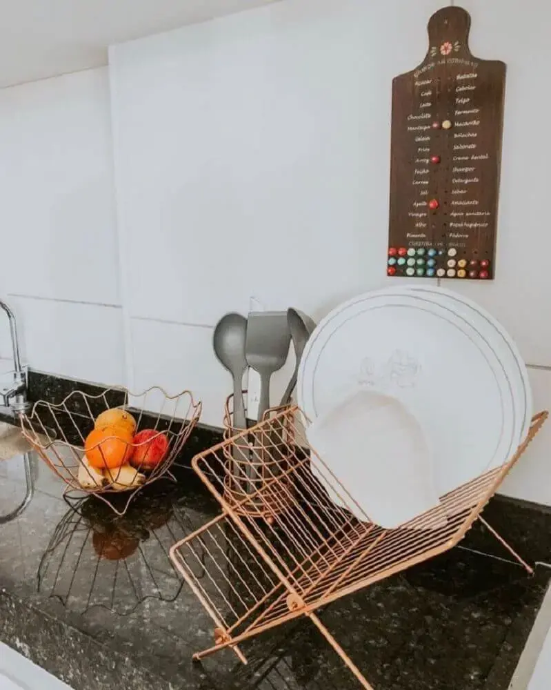 cozinha decorada com fruteira e escorredor de louça rose gold Foto Marie Monteiro