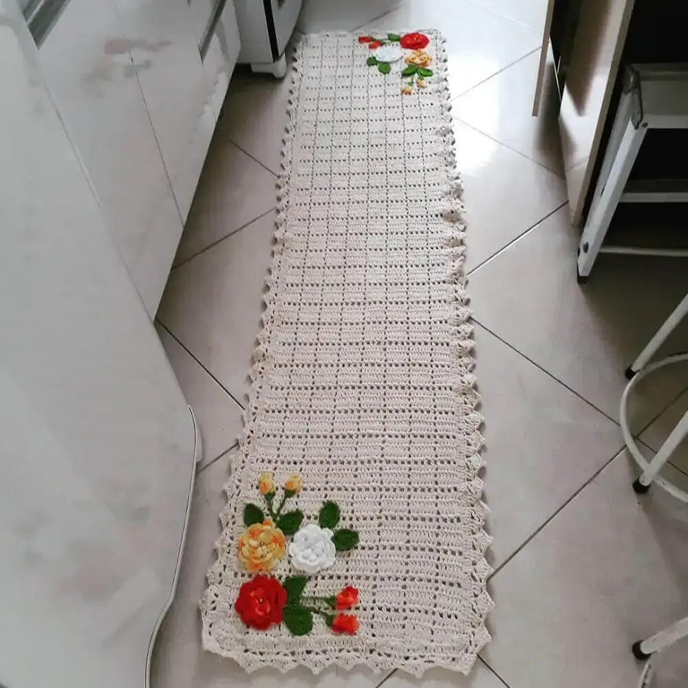 cozinha decorada com passadeira de crochê com flores Foto Mirele Morais Crochê
