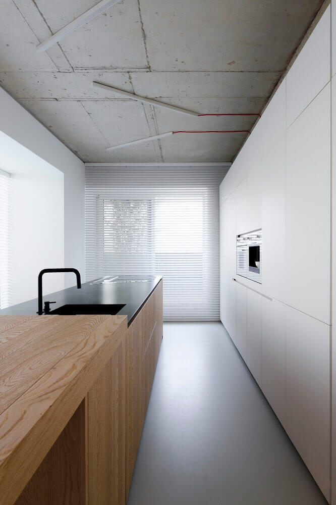 cozinha planejada moderna com armários brancos e bancada de madeira - Foto: Home Adore
