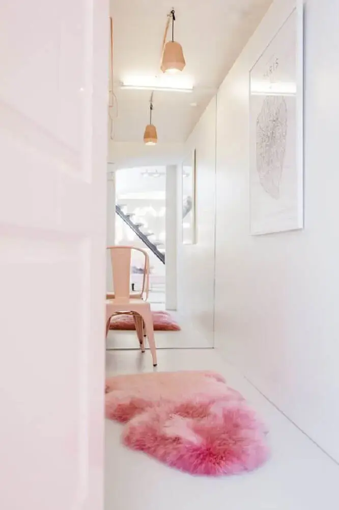 decoração clean com tapete felpudo cor de rosa Foto Moody's Home