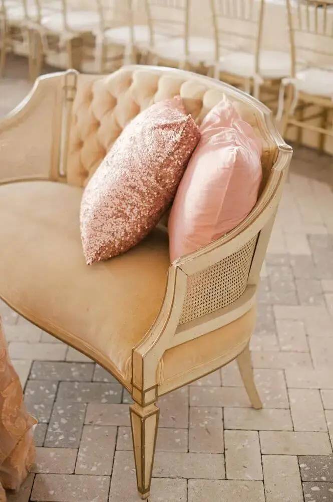 decoração com almofadas na cor rose gold Foto Style Me Pretty