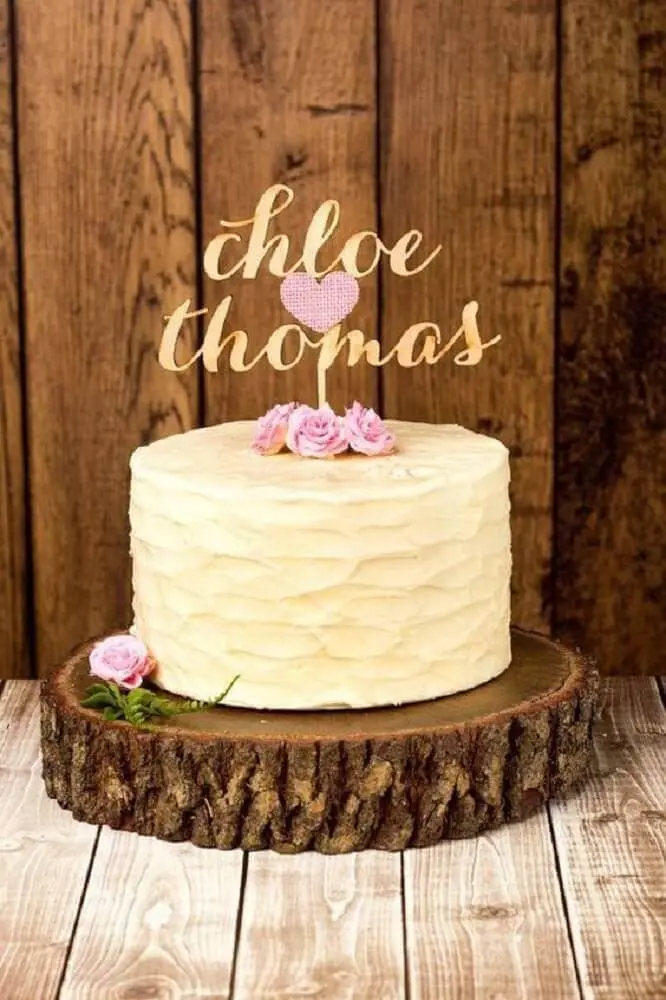 decoração com bolo de casamento simples todo branco com pequenas flores Foto Aqua Blue Wedding