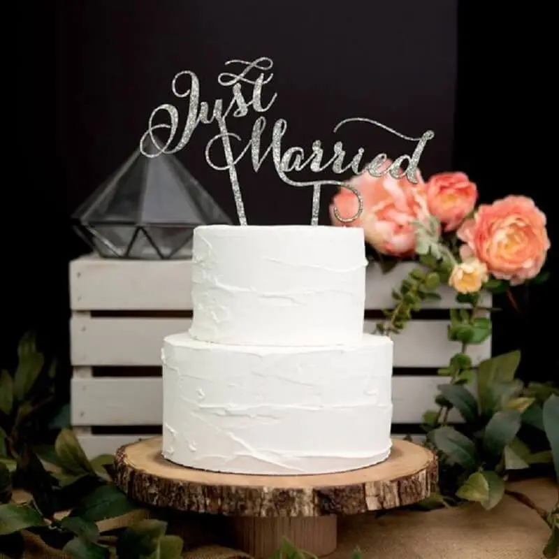 decoração com bolo simples de casamento dois andares e todo branco Foto Pinterest