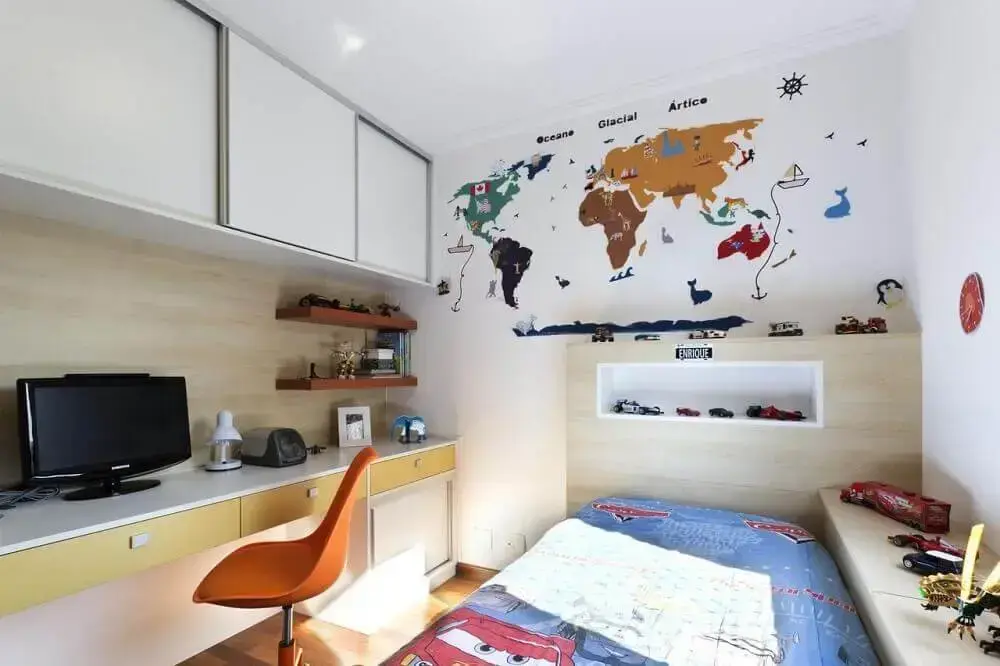 decoração com mapa mundi para quarto planejado solteiro masculino pequeno Foto Juliana Conforto