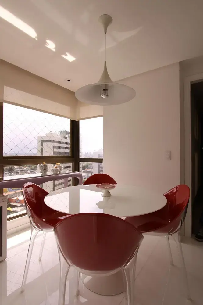 decoração com mesa para sacada com cadeiras vermelhas Foto Santos e Santos Arquitetura
