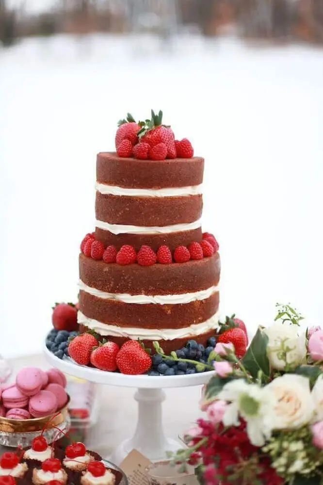 decoração com morangos para bolo de casamento simples e bonito Foto Burnett's Boards