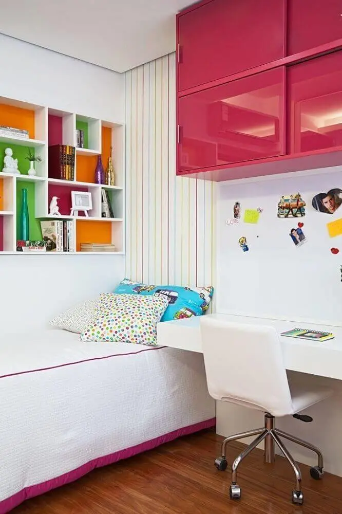 decoração com nichos coloridos e armário cor de rosa para quarto planejado solteiro feminino Foto Cek Harga