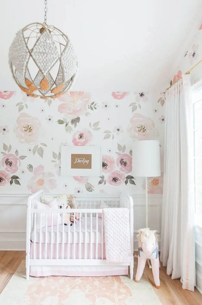 decoração com papel de parede floral e tapete para quarto de bebê Foto ModaFinilsale