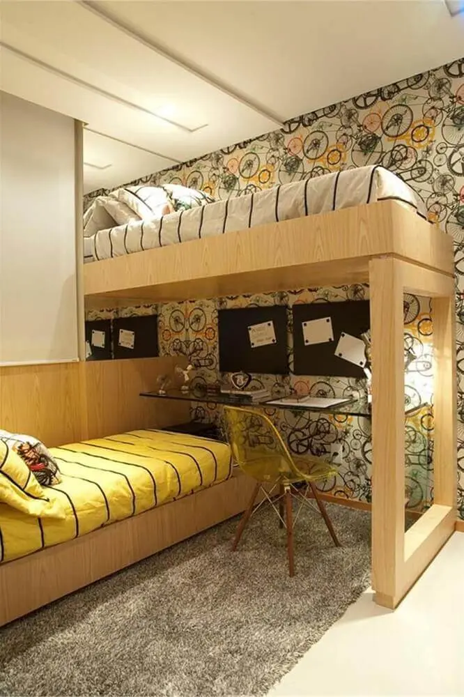 decoração com papel de parede quarto de solteiro planejado com duas camas de madeira Foto Imperius Imóveis
