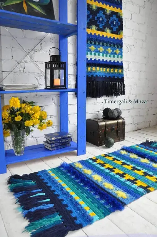 decoração com parede de tijolinho armário azul e passadeira em crochê Foto Pinterest