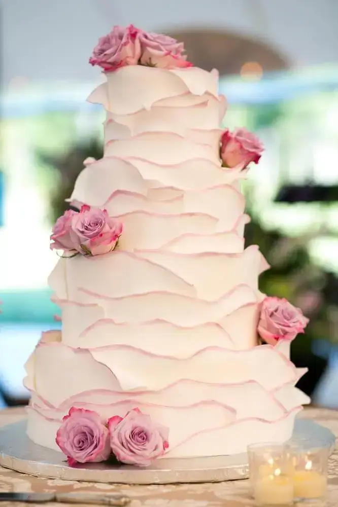 decoração com rosas para bolo de casamento simples com chantilly Foto Silvia Fregonese