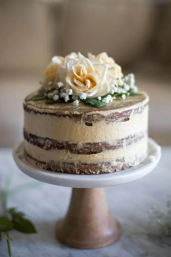 decoração com rosas para bolo simples de casamento Foto Marulan General Store