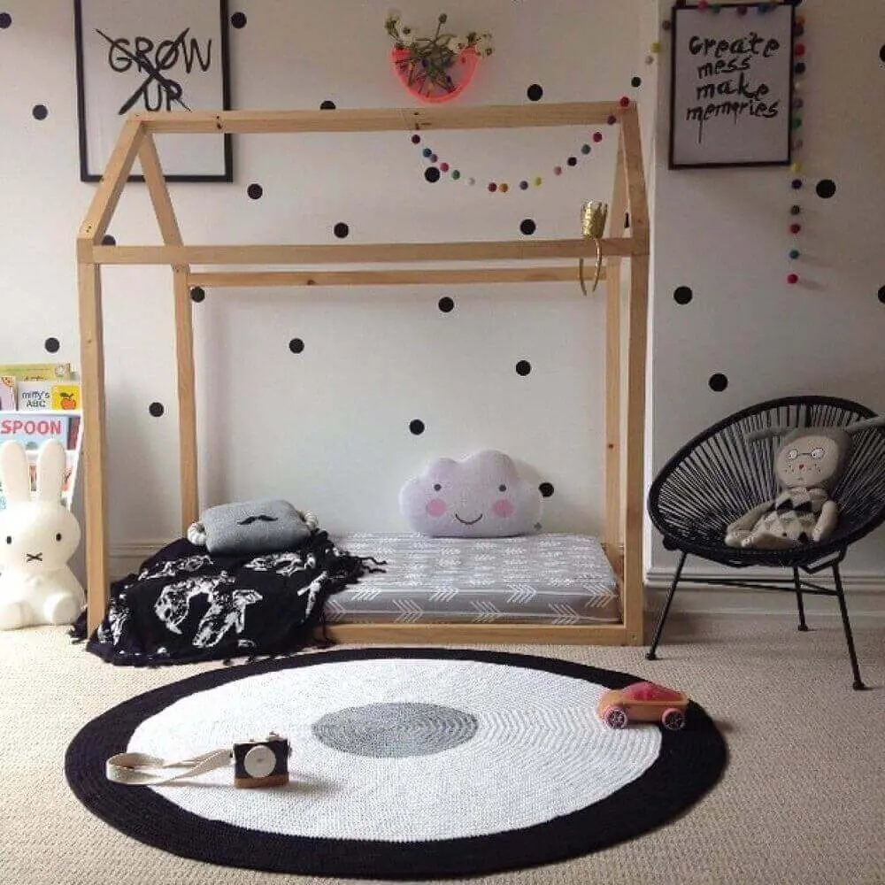 decoração com tapete de crochê para quarto montessoriano Foto The Holk