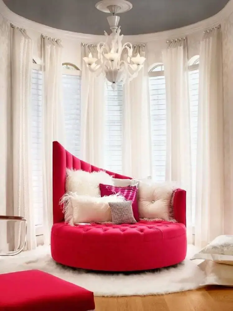 decoração com tapete felpudo branco e divã redondo pink Foto CittaHomes
