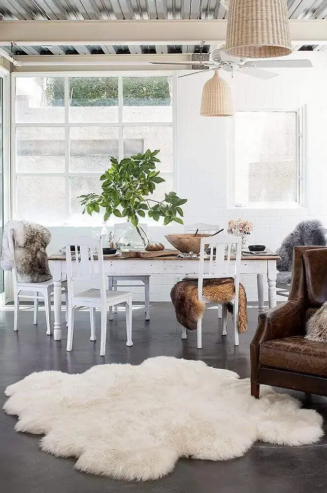 decoração com tapete felpudo branco para sala de estar integrada com sala de jantar Foto Overland Sheepskin