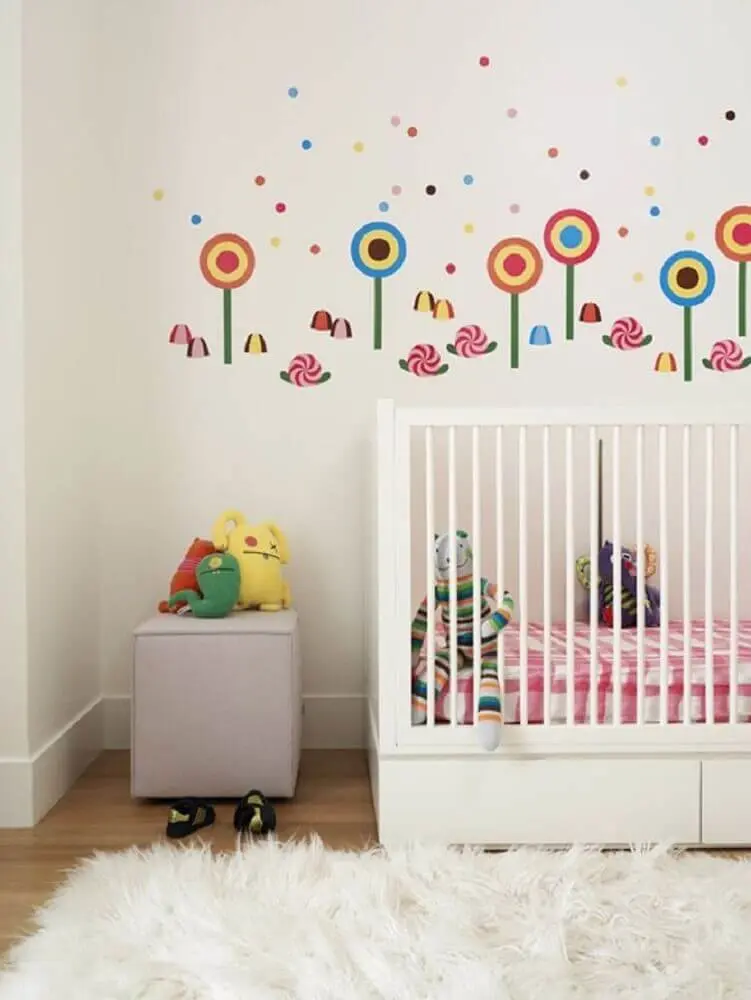 decoração com tapete felpudo para quarto de bebê com adesivos na parede Foto Roseann Repetti Interiors