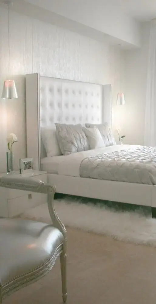 decoração com tapete felpudo para quarto de casal todo branco com pendentes ao lado da cama Foto Pinterest