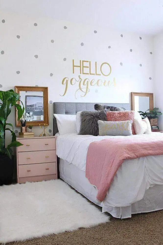 decoração com tapete felpudo para quarto feminino com criado mudo rosa e adesivos na parede Foto Home Design
