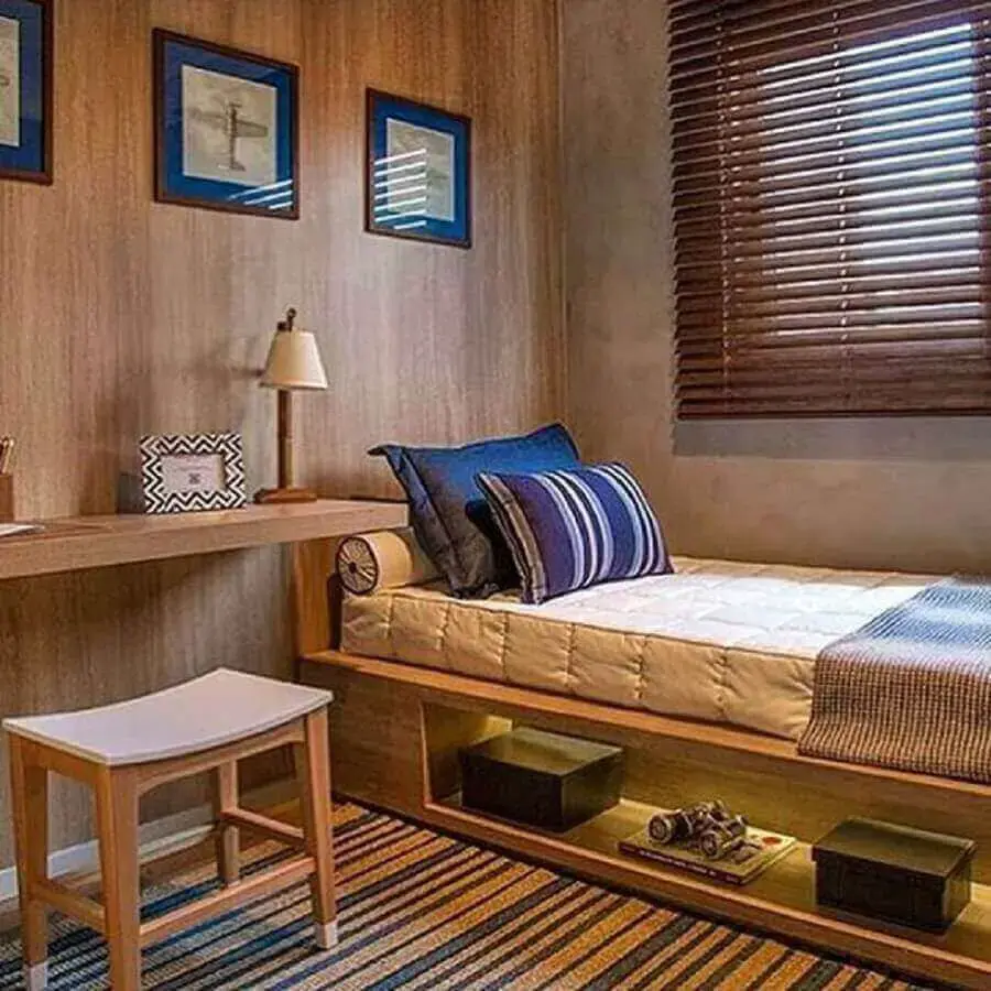 decoração com tapete listrado e revestimento em madeira para quarto de solteiro planejado Foto Pinterest