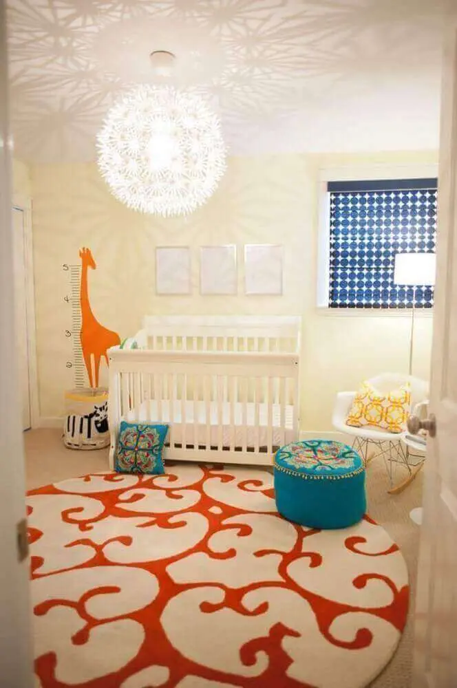 decoração com tapete para quarto de bebê com berço branco e girafinha na parede Foto Home Awakening