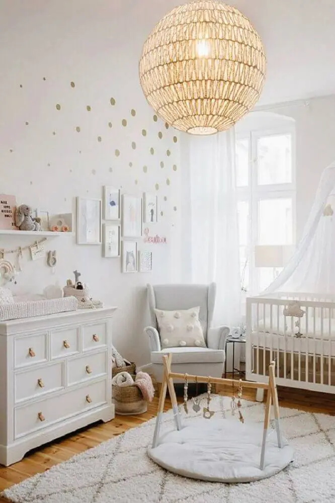 decoração com tapete para quarto de bebê todo branco Foto Pinterest