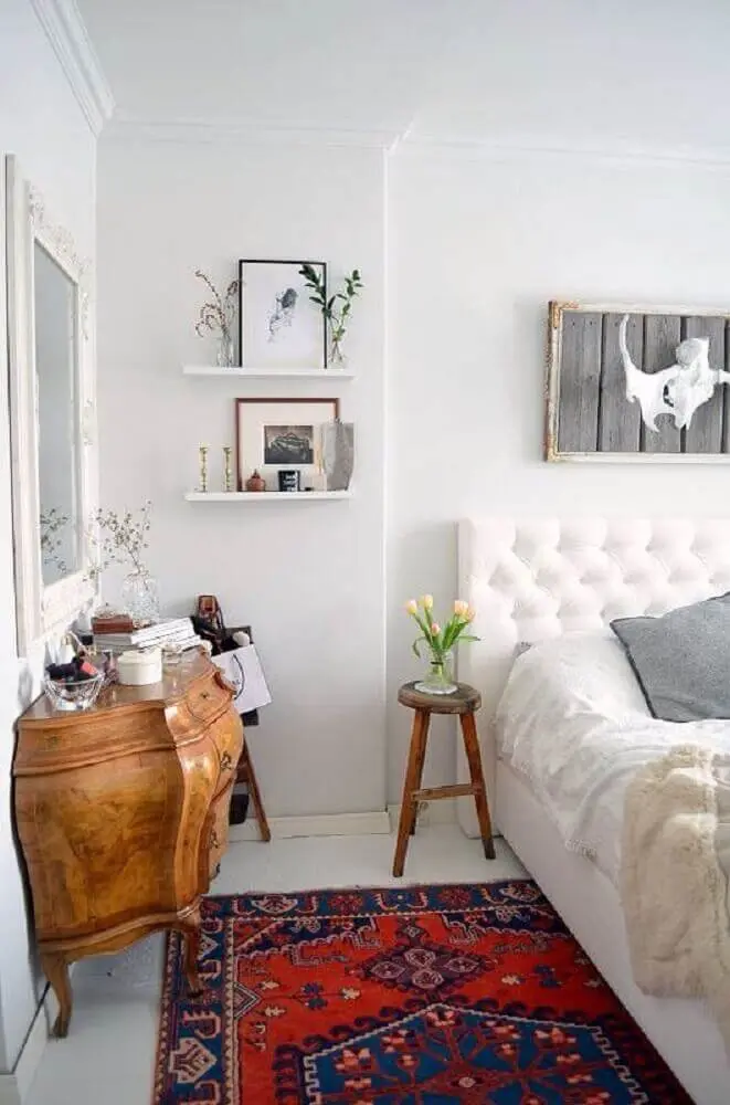 decoração com tapete para quarto de casal com cabeceira branca capitonê e cômoda antiga Foto Pinterest