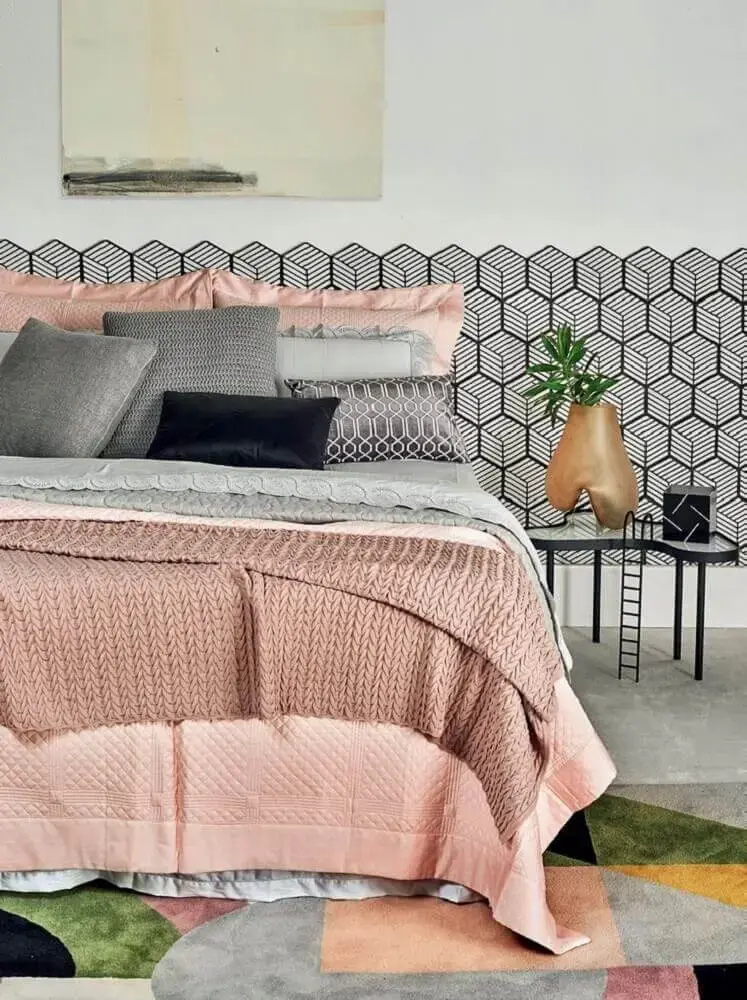 decoração com tapete para quarto de casal com cabeceira geométrica Foto HOC Arquitetura