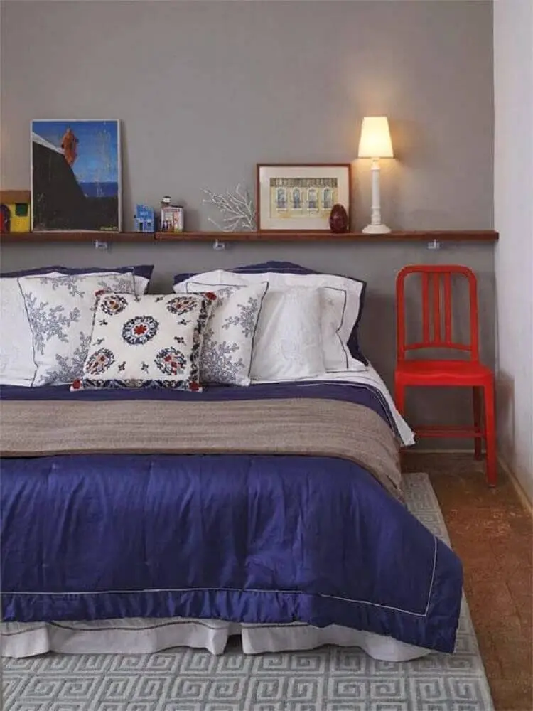 decoração com tapete para quarto de casal com parede cinza e prateleira de madeira Foto Lilimilly Criativa