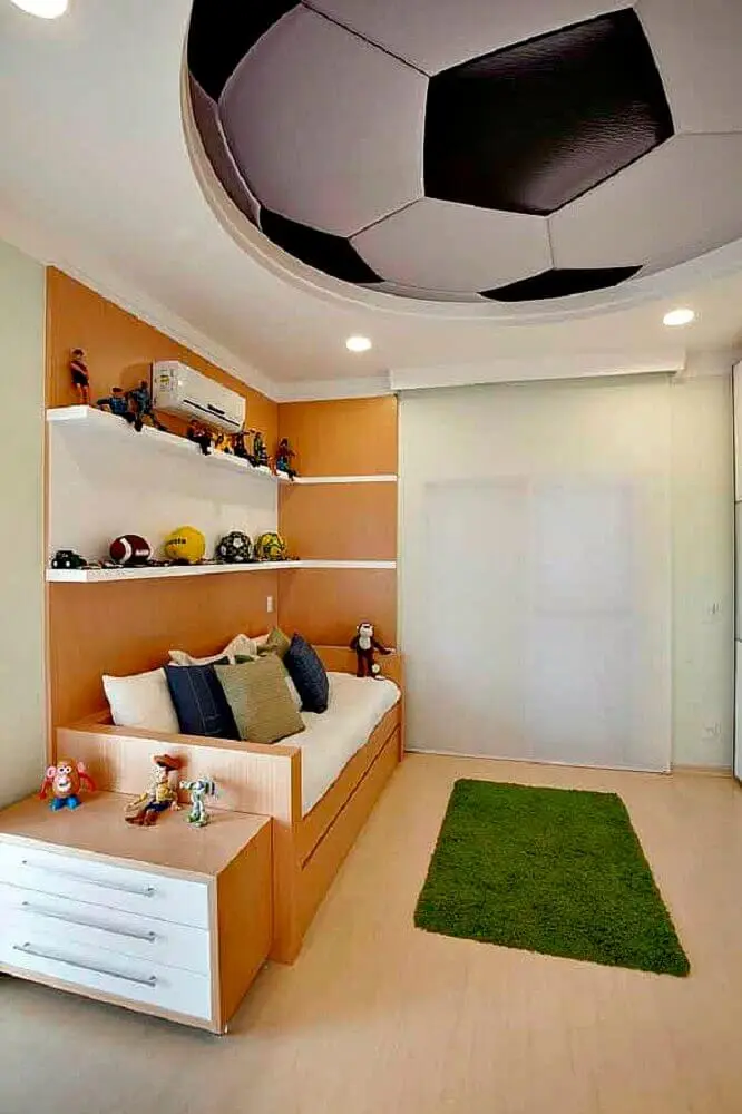 decoração com tapete para quarto de menino com tema futebol Foto Yazzic