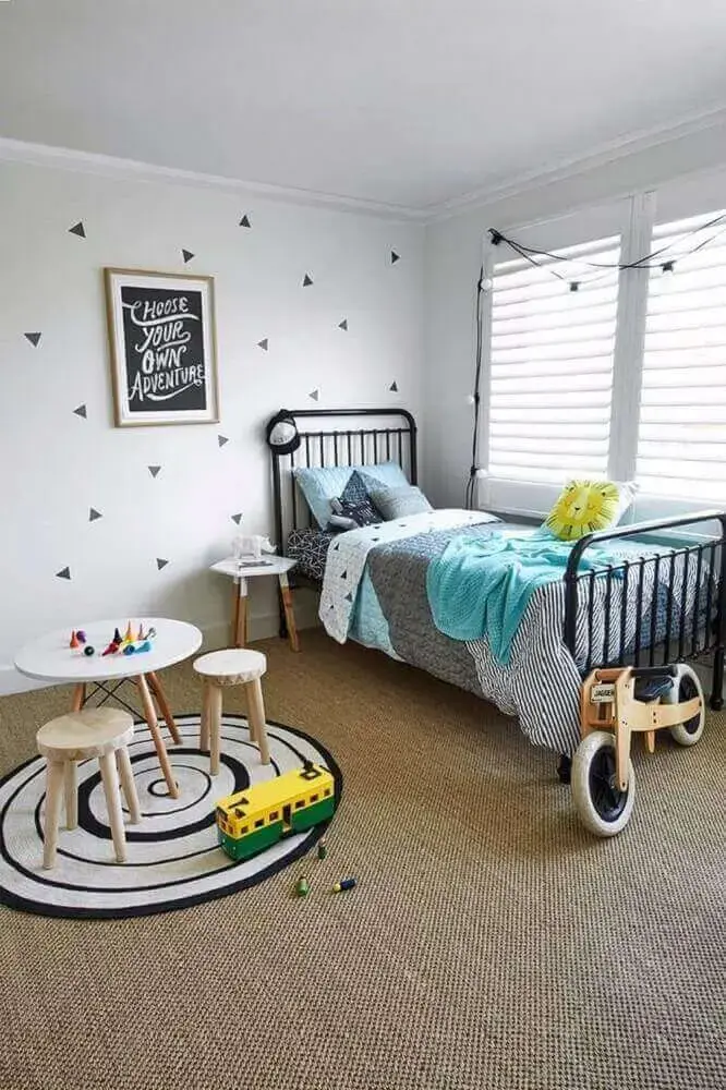decoração com tapete para quarto infantil e cama preta e de ferro Foto Pinterest