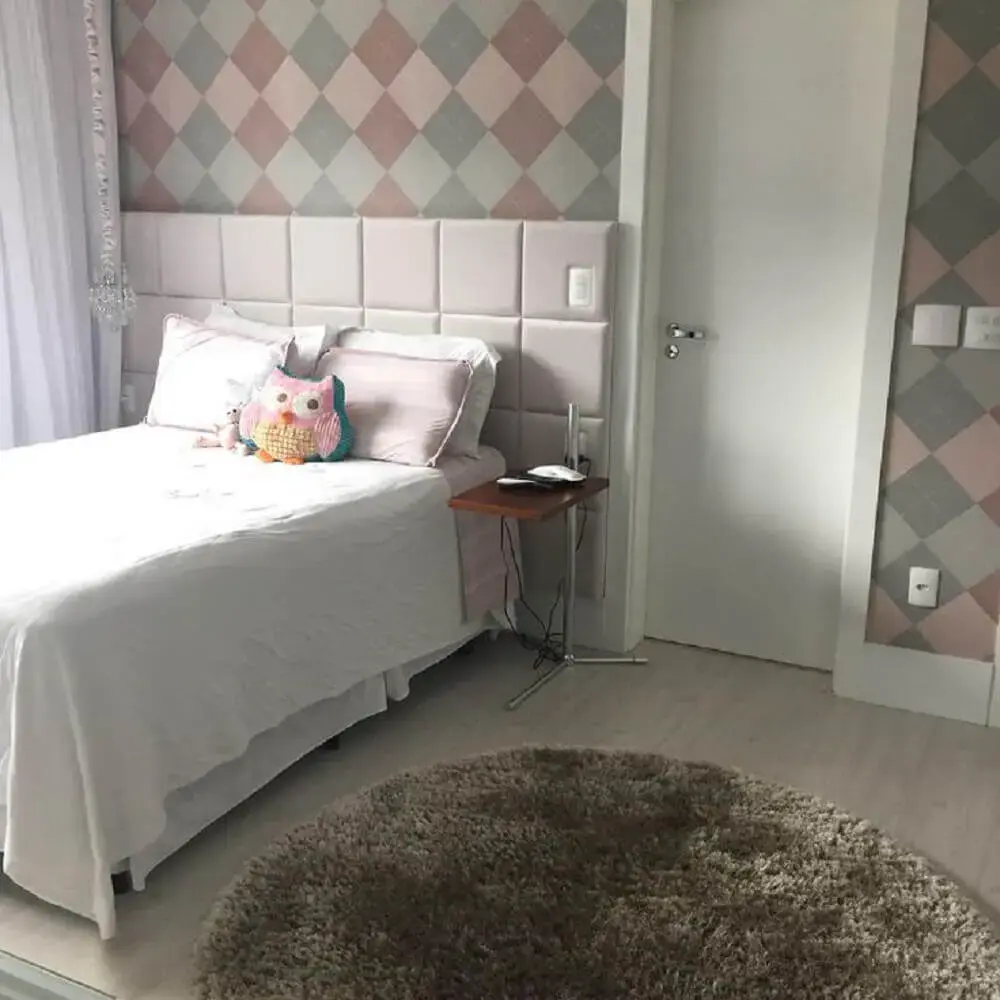 decoração com tapete redondo para quarto com cabeceira estofada Foto Pinterest