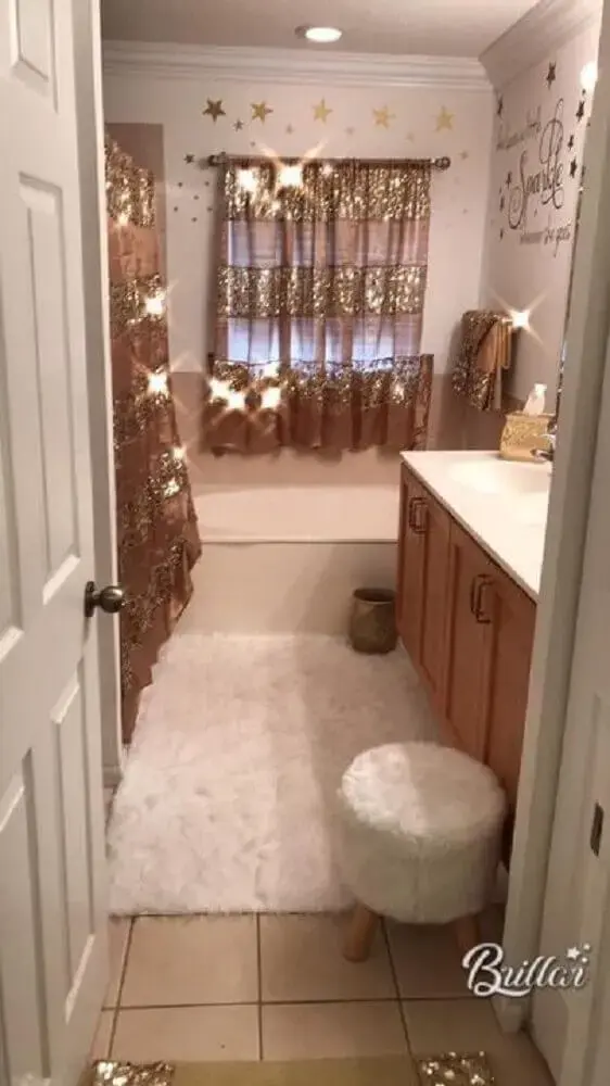 decoração de banheiro com tapete felpudo branco Foto Wattpad