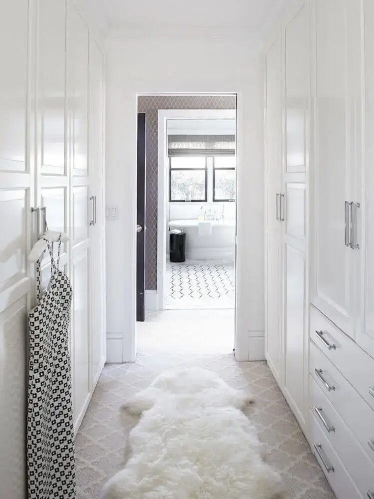decoração de closet planejado com tapete felpudo branco Foto Top Home Designs