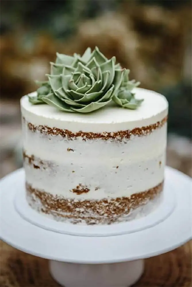 decoração delicada com bolo simples de casamento com suculenta no topo Foto WeddingInclude