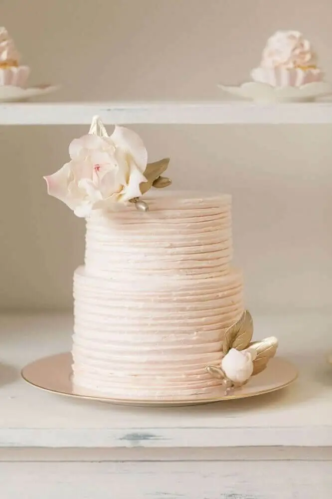 decoração delicada e romântica com bolo de casamento simples e bonito Foto LemonJellyCake