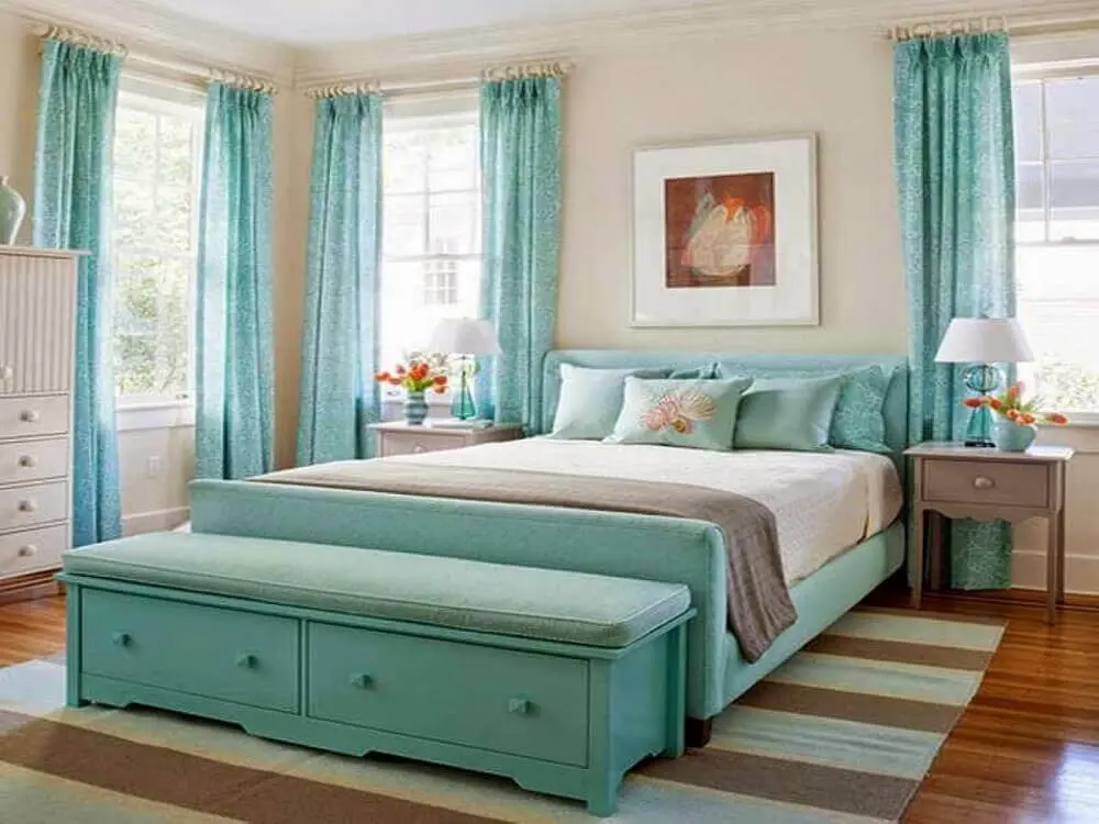 decoração em azul turquesa para quarto de casal com tapete listrado Foto Tom Bates