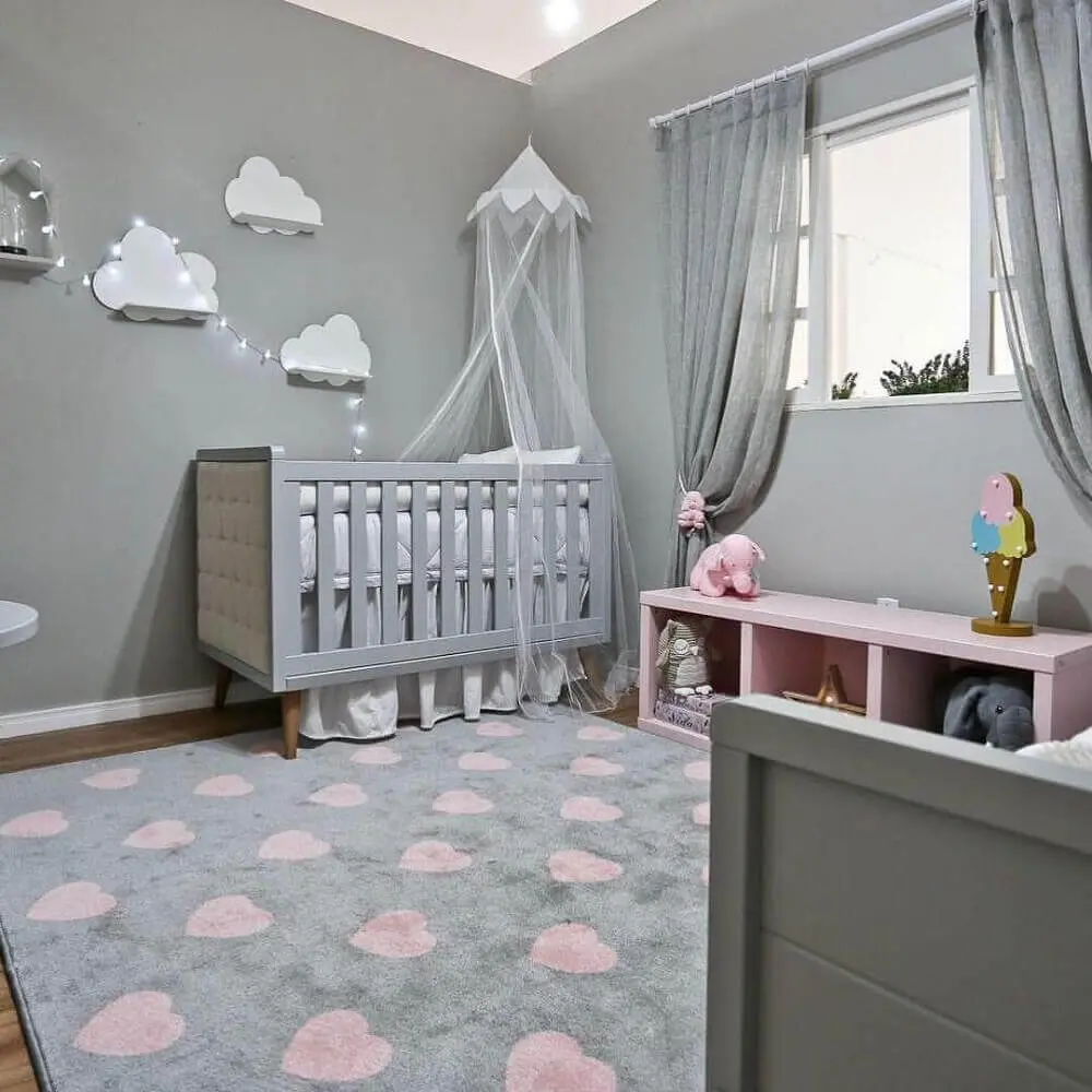 decoração em tons de cinza e rosa com tapete para quarto de bebê com estampa de coração Foto Espaço Infantil