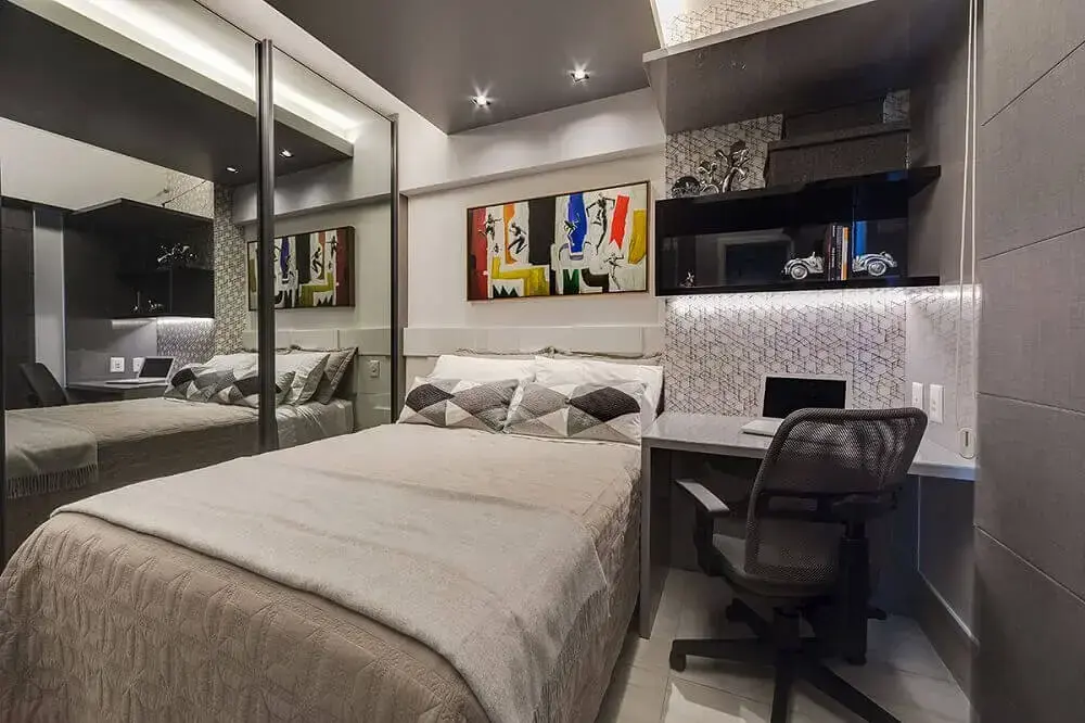decoração em tons de cinza para quarto de solteiro planejado com guarda roupa espelhado Foto Tânia Povoa