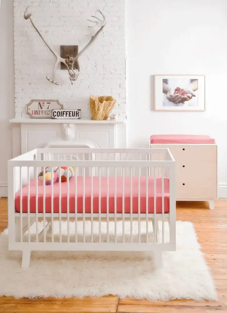 decoração em tons de rosa e branco com tapete felpudo para quarto de bebê Foto Petit Bazaar