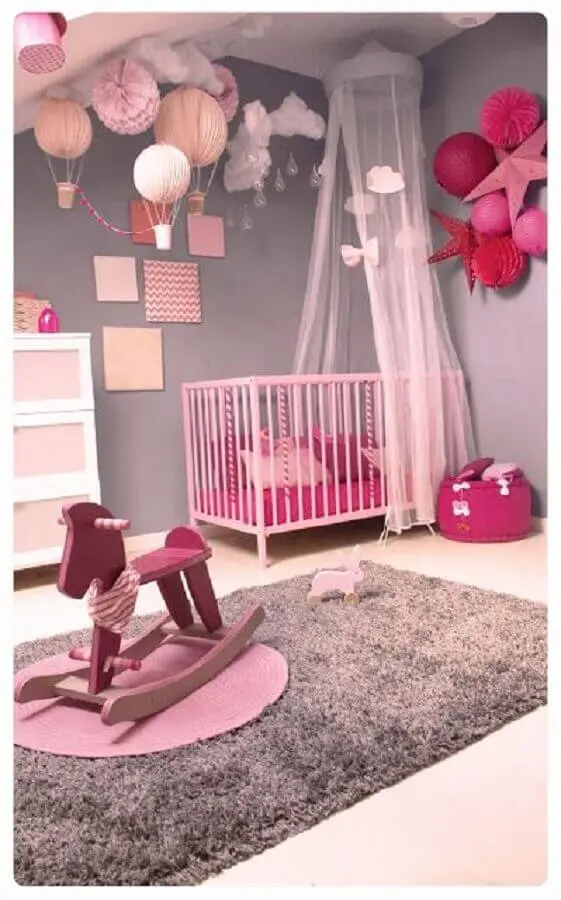 decoração em tons de rosa e cinza com tapete felpudo para quarto de bebê Foto Idée de Décoration
