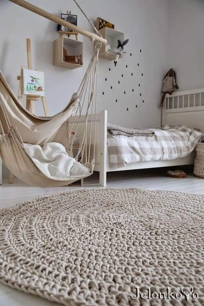decoração em tons neutros com tapete de crochê para quarto de solteiro Foto Pinterest
