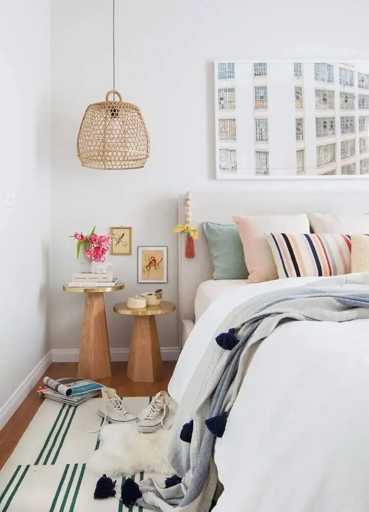 decoração estilo escandinava com tapete para quarto com pendente ao lado da cama Foto Desk Ideas