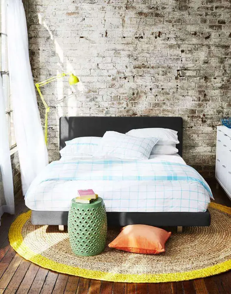 decoração estilo industrial com tapete de crochê para quarto com parede de tijolinho e cabeceira preta Foto Style By Freedom
