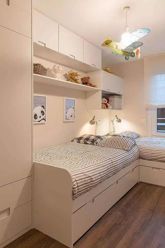 decoração infantil para quarto de solteiro planejado com duas camas e aviãozinho no teto Foto Pinterest
